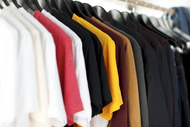 Factory Outlet Murah di Bandung, Foto: Unsplash/Parker Burchfield
