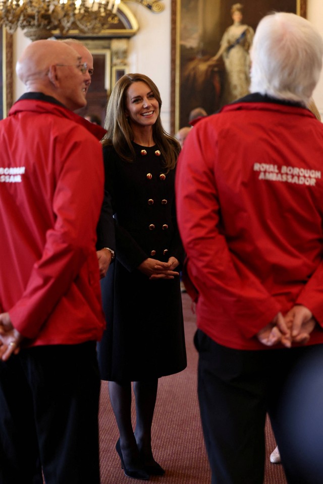 Kate Middleton mengunjungi Guildhall Windsor untuk berterima kasih kepada relawan dan staf yang bekerja pada pemakaman HM Ratu Elizabeth, di Windsor, Inggris, pada Kamis (22/9/2022). Foto: Ian Vogler/Pool via REUTERS