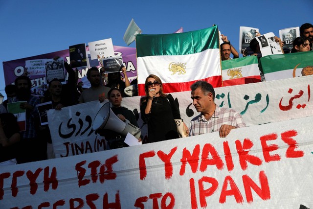 Orang-orang menggelar protes setelah kematian Mahsa Amini di Iran, di Athena, Yunani, Sabtu (24/9/2022).
 Foto: Louiza Vradi/REUTERS