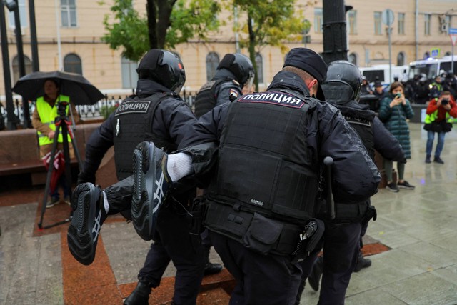 Petugas penegak hukum Rusia menahan demonstran selama aksi protes terhadap mobilisasi militer oleh Presiden Vladimir Putin, di Moskow, Rusia, Sabtu (24/9/2022). Foto: Reuters