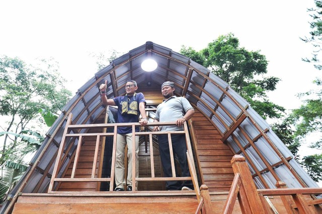 Menparekraf Sandiaga Uno memberikan bantuan kasur dan sejumlah fasilitas homestay di Desa Wisata Hanjeli, Waluran, Kabupaten Sukabumi, Jawa Barat, Sabtu (24/9/2022). Foto: Dok. Istimewa