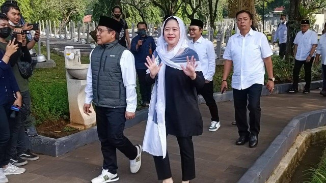 Ketua DPP PDIP Puan Maharani dan Ketua Umum PKB Muhaimin Iskandar ziarah bersama ke makam Taufiq Kiemas di Taman Makam Pahlawan (TMP) Kalibata, Minggu (25/9/2022). Foto: Annisa Thahira Madina/kumparan