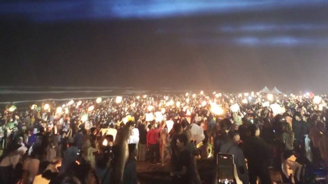 Suasana pelepasan lampion di Parangtritis, Sabtu (24/9/2022) malam. Foto: erfanto/Tugu Jogja