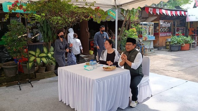 Ketua DPP PDIP Puan Maharani dan Ketua DPP PKB Muhaimin Iskandar (Cak Imin) makan bersama dan rayakan ultah Cak Imin usai ziarah bersama ke makam Taufiq Kiemas di Taman Makam Pahlawan (TMP) Kalibata, Jakarta Selatan, Minggu (25/9/2022). Foto: Annisa Thahira Madina/kumparan