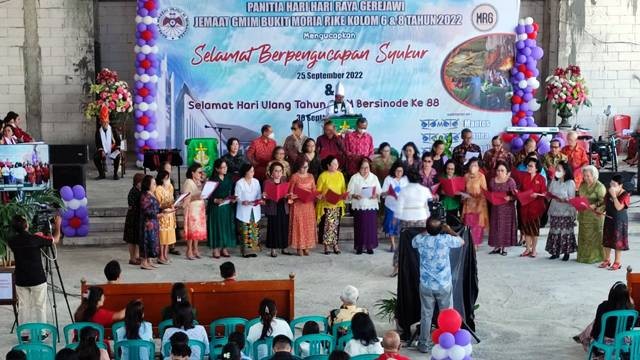 Suasana ibadah pengucapan syukur di Gereja GMIM Bukit Moria Rike (Bumorik) Kota Manado, Sulawesi Utara (Sulut), Minggu (25/9).