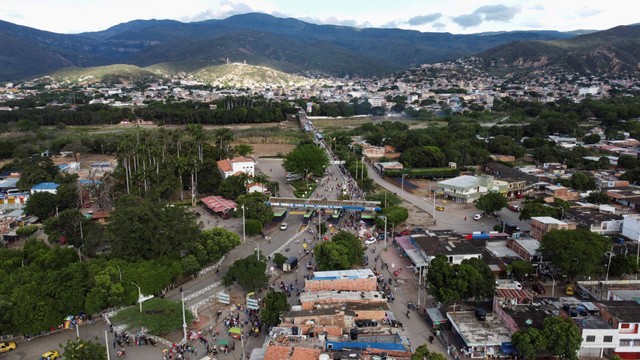 Suasana di Jembatan Internasional Simon Bolivar, Venezuela usai dibuka pada Sabtu (24/9/2022). Foto: Leonardo Fernandez Viloria/Reuters