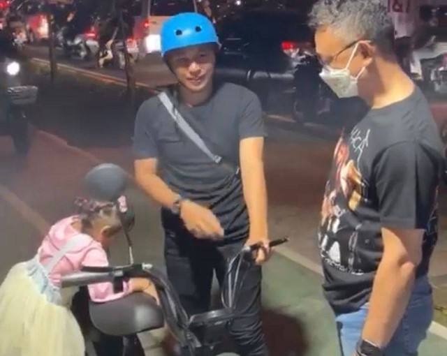 Wali Kota Pontianak, Edi Rusdi Kamtono, menjumpai pemain sepeda listrik di trotoar Jalan Ayani Pontianak. Foto: Dok Hi!Pontianak