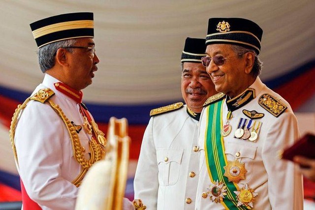 Mantan Perdana Menteri Malaysia, Mahathir Mohamad bertemu dengan Yang di-Pertuang Agong Malaysia, Sultan Abdullah dari Pahang (SHUTTERSTOCK/AHMAD YUSNI)