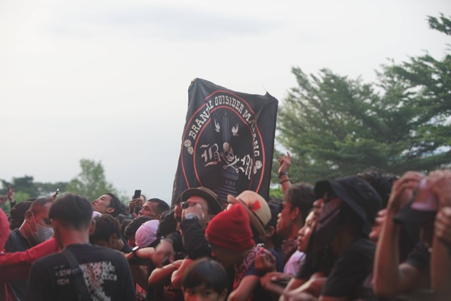 The Outsider, kelompok fans SID, keluarkan seluruh gairah di gelaran JogjaROCKarta 2022. Foto: Arif UT