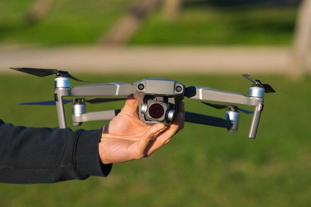 Ilustrasi menerbangkan drone. Foto: Creative Cat Studio/Shutterstock