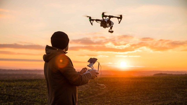 Ilustrasi menerbangkan drone. Foto: Diana Grytsku/Shutterstock