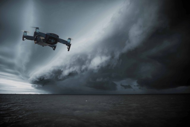 Ilustrasi menerbangkan drone saat mendung Foto: kckate16/Shutterstock