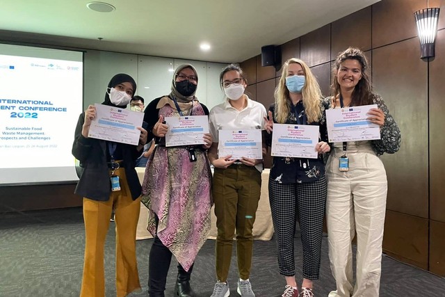 Mahasiswi Universitas Prasetiya Mulya, Ni Putu Mas Swandewi (paling kiri) bersama tim dari berbagai negara, meraih Best Food Waste Solution dalam FWTF di Bali melalui aplikasi Ibu Foodies. Foto: Dok. Universitas Prasetiya Mulya