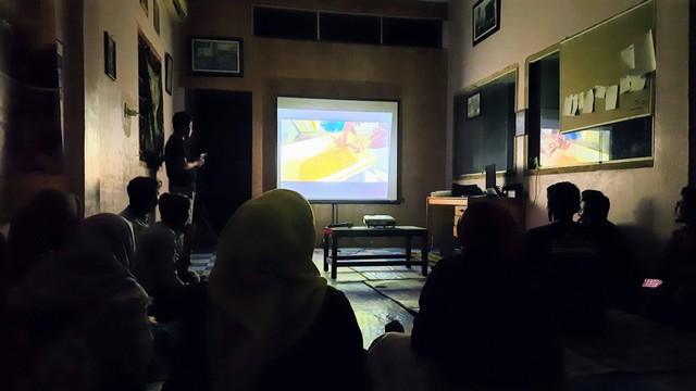 Film dokumenter Angin Timur karya tim Ekspedisi Indonesia Baru diputar di Muharram Journalism College (MJC) Banda Aceh. Foto: Habil Razali/acehkini