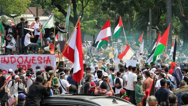 Orang-orang menghadiri protes terhadap Israel di luar kedutaan besar AS di Jakarta, Jumat (21/5). Foto: Ajeng Dinar Ulfiana/REUTERS