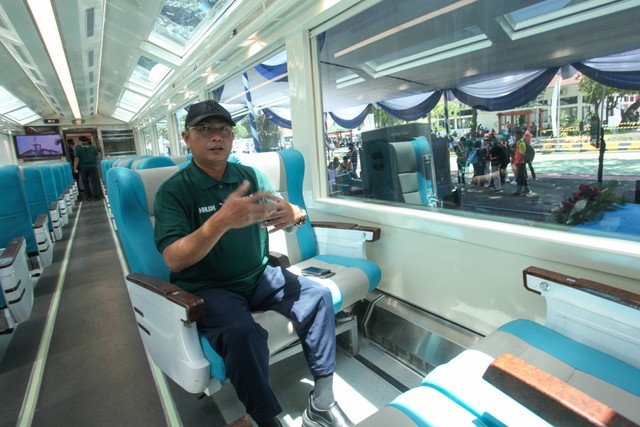 Vice President Public Relation PT KAI Joni Martinus menjelaskan fasilitas kereta api Panoramic saat 'Open House' Balai Yasa Surabaya Gubeng, Surabaya, Jawa Timur, Minggu (25/9/2022). Foto: Didik Suhartono/ANTARA FOTO