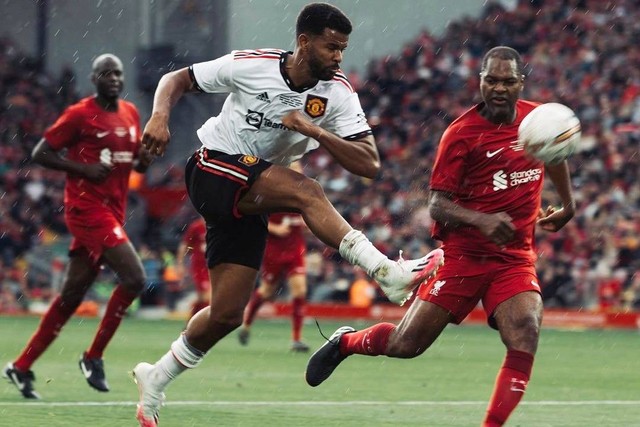 Pertandingan legenda Liverpool vs legenda Manchester United di Anfield, Sabtu (24/9) kemarin. Foto: Instagram/@manchesterunited