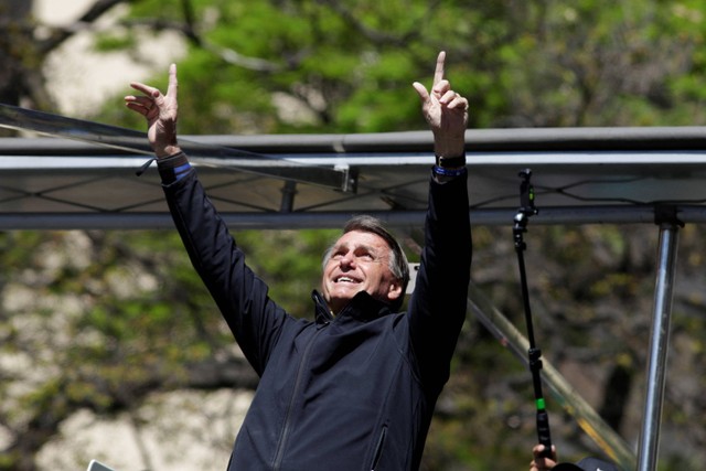 Presiden Brasil Jair Bolsonaro menyapa pendukungnya saat kampanye di Campinas, negara bagian Sao Paulo, Brasil, Sabtu (24/9/2022). Foto: Suamy Beydoun/Reuters