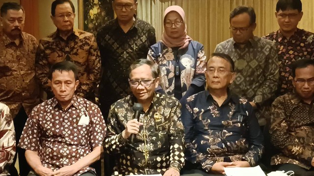 Menkopolhukam Mahfud MD bersama dengan anggota tim penyelesaian non yudisial pelanggaran HAM berat masa lalu di Hotel JW Marriott Jalan Embong Malang, Surabaya, Minggu (25/9). Foto: Farusma Okta Verdian/kumparan