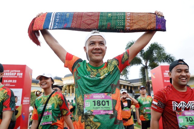 Finish Friendship Run Medan, Ganjar Pranowo disambut kalungan kain ulos dari warga.
 Foto: Dok. Istimewa
