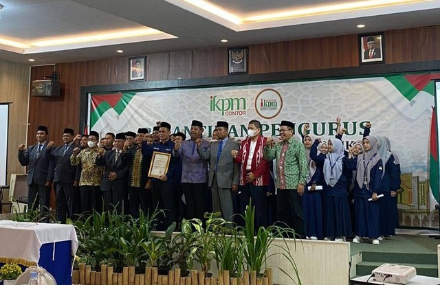 Pengurus Ikatan Keluarga Pondok Modern Gontor (IKPM) Gontor Cabang Kendari, Sulawesi Tenggara (Sultra) periode 2021-2026 resmi dilantik. Foto: Muhammad Nadhir/kendarinesia.