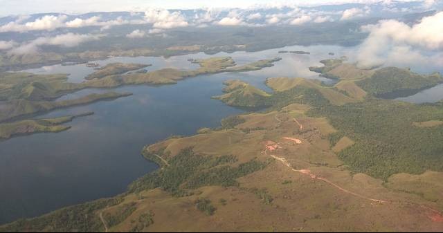 Danau Sentani yang diambil dari ketinggian pesawat udara. (BumiPapua.com/Katharina)