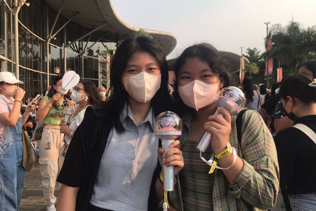 Crystal (16) dan Jofi (16) saat menonton konser Seventeen di ICE BSD. Foto: Mutiara Oktaviana/kumparan