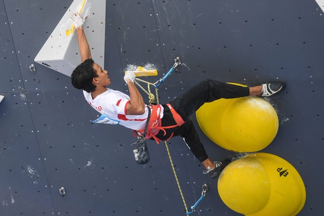 Atlet panjat tebing Indonesia Ravianto Ramadhan berusaha memanjat untuk mencapai puncak pada kategori lead putra Kejuaraan Dunia Panjat Tebing 2022 IFSC Seri Jakarta di kawasan SCBD, Jakarta, Sabtu (24/9). Foto: Hafidz Mubarak A/ANTARA FOTO