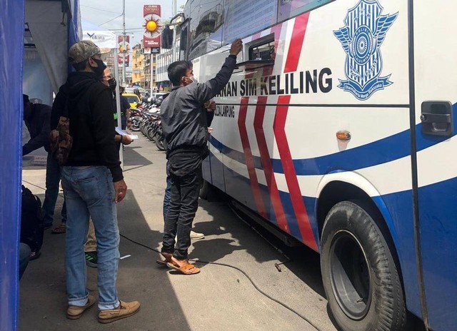 Pelayanan perpanjangan SIM Keliling di Tugu Juang Kota Bandar Lampung. | Foto: Hadi/Lampung Geh