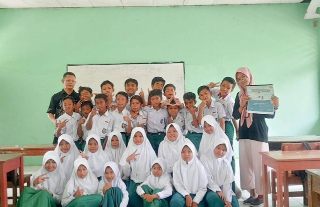 Foto bersama guru dan siswa MI Mathla'ul Anwar Segaran 1