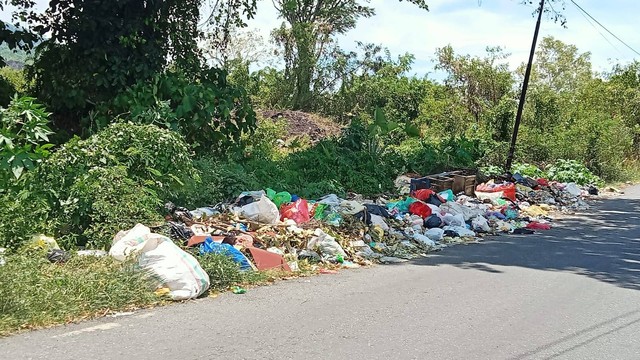 Sampah berserakan di belakang Bandara Sultan Baabullah Ternate, tepatnya di RT 08/RW 04 Kelurahan Sango, Kecamatan Ternate Utara. Foto: Sansul Sardi/cermat