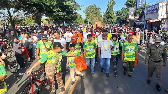 Bupati Karanganyar, Juliyatmono (berkalung untaian bunga), berjalan-jalan di CFD Jalan Adi Sucipto, Colomadu, Karanganyar, Minggu (25/09/2022). FOTO: Agung Santoso 