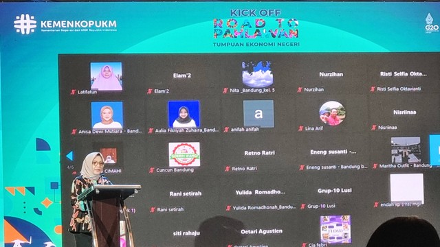 Deputi Bidang Kewirausahaan Kemenkop dan UKM, Siti Azizah, saat membuka Kick Off Road to Pahlawan Tumpuan Ekonomi Negeri di Hotel Swiss-Bell Solo, Minggu (25/09/2022). FOTO: Fernando Fitusia