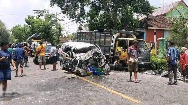 Kendaraan yang terlibat kecelakaan lalu-lintas di jalan raya Bojonegoro-Babat, turut Desa Tulungagung, Kecamatan Baureno, Kabupaten Bojonegoro. Minggu (25/09/2022) (foto: dok istimewa)