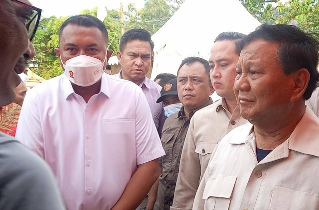 Menhan Prabowo Subianto temui warga terdampak tanah bergerak di Bojong Koneng, Kabupaten Bogor, Minggu (25/9/2022). Foto: Dok. Istimewa