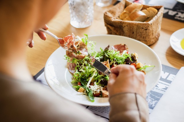 Restoran Dekat Menara Astra untuk Makan Siang/Foto hanya ilustrasi dan bukan tempat aslinya. Sumber: Unsplash/Louis Hansel