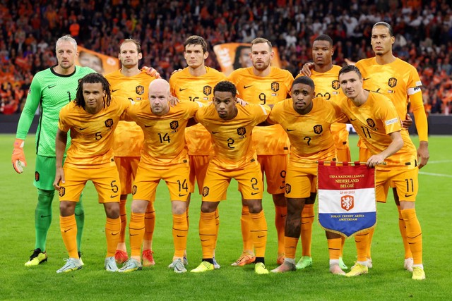 Pemain Timnas Belanda berpose untuk foto grup tim sebelum pertandingan melawan Belgia di Johan Cruijff Arena, Amsterdam, Belanda, Minggu (25/9/2022). Foto: Piroschka Van De Wouw/REUTERS