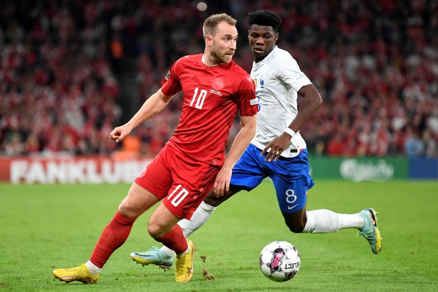 Pemain Denmark Christian Eriksen beraksi dengan pemain Prancis Aurelien Tchouameni di Stadion Parken, Kopenhagen, Denmark, Sabtu (25/9/2022). Foto: Fabian Bimmer/REUTERS