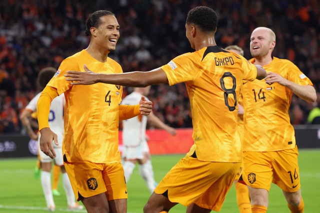 Pemain Belanda Virgil van Dijk merayakan gol pertama mereka dengan Cody Gakpo saat melawan Belgia di Johan Cruijff Arena, Amsterdam, Belanda, Minggu (25/9/2022). Foto: Piroschka Van De Wouw/REUTERS