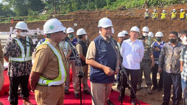 Gubernur DKI Jakarta Anies Rasyid Baswedan meninjau proyek saringan sampah di TB Simatupang, Jakarta Selatan, Senin (26/9). Foto: Haya Syahira/kumparan