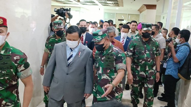 Menhan Prabowo dan KSAD Dudung tiba di DPR untuk rapat kerja dengan Komisi I, Senin (26/5/2022). Foto: Annisa Thahira Madina/kumparan