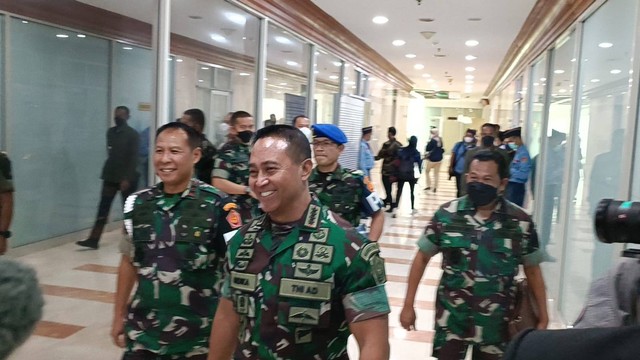 Panglima TNI Andika Perkasa tiba di DPR untuk rapat kerja dengan Komisi I, Senin (26/5/2022). Foto: Zamachsyari/kumparan
