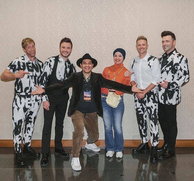 Indra Bekti dan istrinya bersama personel Westlife. Foto: Instagram/dhila_bekti