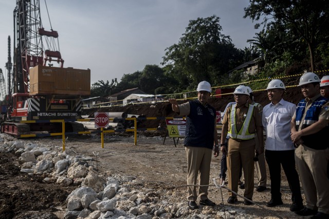 Gubernur DKI Jakarta Anies Baswedan (kiri), Wakil Gubernur DKI Jakarta Ahmad Riza Patria (kanan), Direktur Utama PT PP (Persero) Tbk Rully Noviandar (kedua kanan) meninjau Proyek Pembangunan Sistem Pengambilan dan Treatment Sampah Badan Air. Foto: Aprillio Akbar/Antara Foto