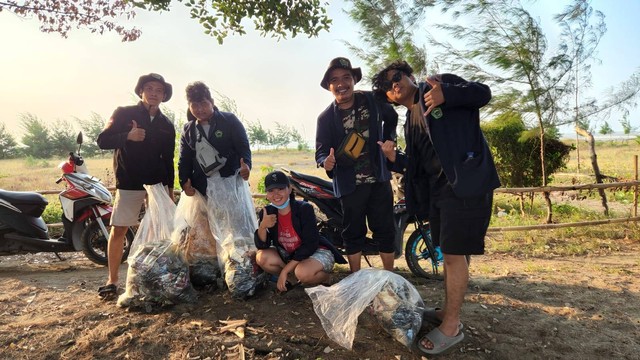 foto hasil kegiatan pembersihan sampah di Pantai Pulau Putri