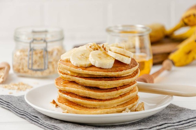 Tak hanya lezat, banana pancake juga mudah dibuat sebagai menu sarapan. Foto: Shutterstock