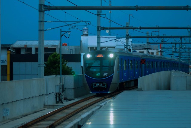 Ilustrasi MRT/cara ke wtc sudirman naik mrt, foto oleh Muhammad Refi Fahreza di Unsplash