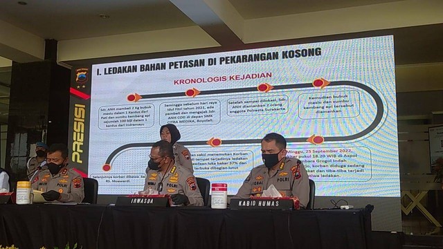 Kapolda Jawa Tengah Irjen Pol Ahmad Luthfi saat memaparkan kronologi ledakan petasan yang terjadi di Asrama Polri Sukoharjo, Senin (26/9). Foto: Intan Alliva Khansa/kumparan