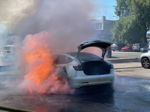 Mobil Listrik Tesla Terbakar. Foto: dok. Stamford Fire Department