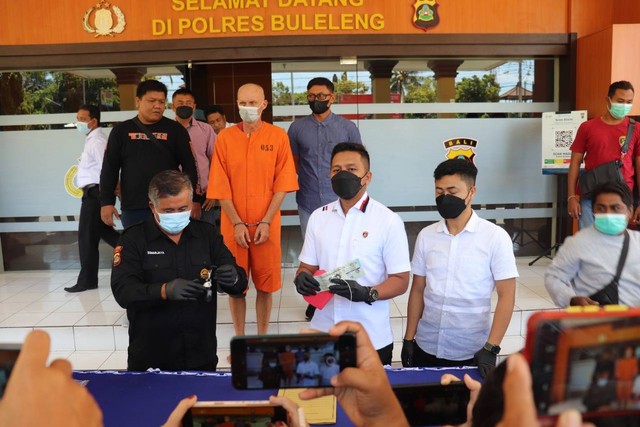 Konpers WN Jerman di Bali yang perintahkan sopir ojek kebut-kebutan di jalan dan mencuri mobilnya. Foto: Dok.Polres Buleleng